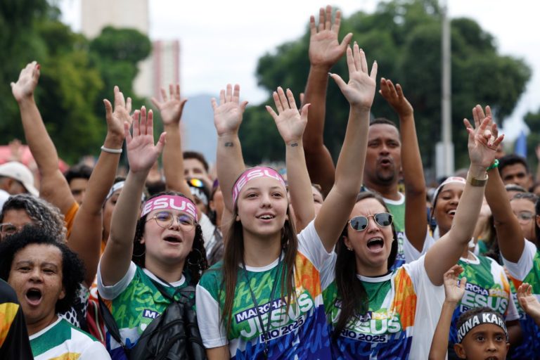 Marcha para Jesus no Rio: engajamento muito mais ativo e frequente nas igrejas evangélicas (Foto: Fernando Frazão / Agência Brasil)