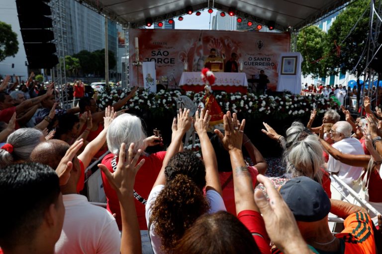 Missa campal no Dia de São Jorge no Rio: Mais do que um fenômeno estritamente religioso, a transição religiosa brasileira integra o conjunto de profundas mudanças com a modernização do Brasil (Foto: Fernando Frazão / Agência Brasil - 23/04/2025)