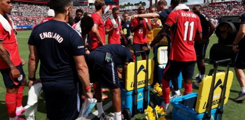 Foto colorida de Jogadores da seleção da Inglaterra em pausa para hidratação (tornada obrigatória pela Fifa nesta Copa do Mundo 2026) durante amistoso contra a Nova Zelândia, em Tampa, Flórida, sob calor de 33 graus, neste sábado 2 de junho. (Foto: English Football / Divulgação)