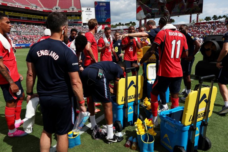 Foto colorida de Jogadores da seleção da Inglaterra em pausa para hidratação (tornada obrigatória pela Fifa nesta Copa do Mundo 2026) durante amistoso contra a Nova Zelândia, em Tampa, Flórida, sob calor de 33 graus, neste sábado 2 de junho. (Foto: English Football / Divulgação)