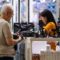 Idoso faz compras em Brasília: enxergar as potencialidades de uma sociedade da longevidade, transformando anos adicionais de vida em um ativo individual, familiar, econômico e social (Foto: Marcelo Camargo / Agência Brasil - 18/04/2026)