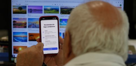 Idoso diante do muno digital: envelhecimento populacional será a principal característica da dinâmica populacional brasileira do século XXI, com a oportunidade de um bônus da longevidade materializado na consolidação da chamada "Economia Prateada" (Foto: Joedson Alves / Agência Brasil - 26/08/2024)