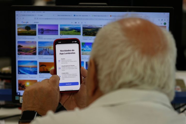 Idoso diante do muno digital: envelhecimento populacional será a principal característica da dinâmica populacional brasileira do século XXI, com a oportunidade de um bônus da longevidade materializado na consolidação da chamada "Economia Prateada" (Foto: Joedson Alves / Agência Brasil - 26/08/2024)