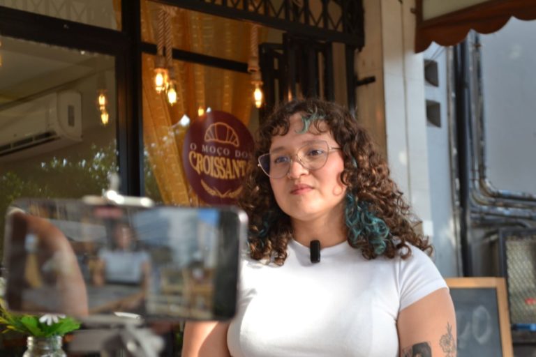 A designer Dayanne Farias relembra os dias de caos durante o apagão: "as pessoas realmente achavam que o mundo ia acabar" (Foto: Ricardo Beda)