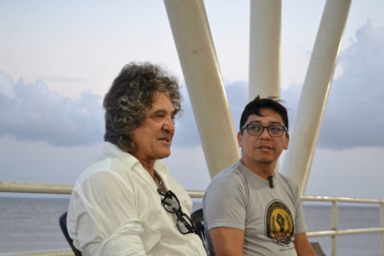 Bené Moreira e Ruan Linconl, do Movimento de Defesa do Consumidor do Amapá: reclamações contra o valor cada vez mais alto da conta de luz (Foto: Ricardo Beda)