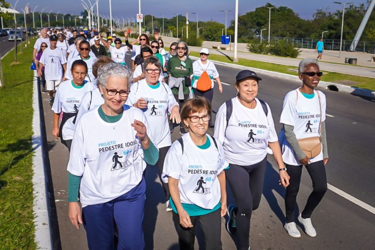 Caminhada para idosos em Porto Alegre: capital gaúcha tem a maior proporção de idosos entre as capitais brasileiras (Foto: Gustavo Roth / PMPA - 20/05/2023)