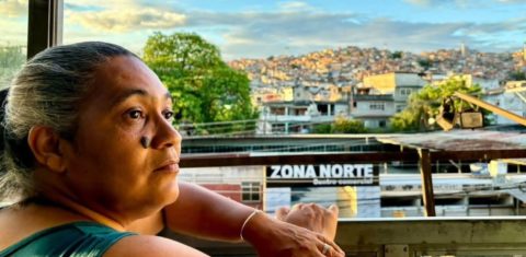 A educadora e assistente social Lucia Cabral no Complexo do Alemão: "Quando você nega o CEP a um bairro, você está negando políticas públicas e acesso à existência" (Foto: Educap / Facebook)