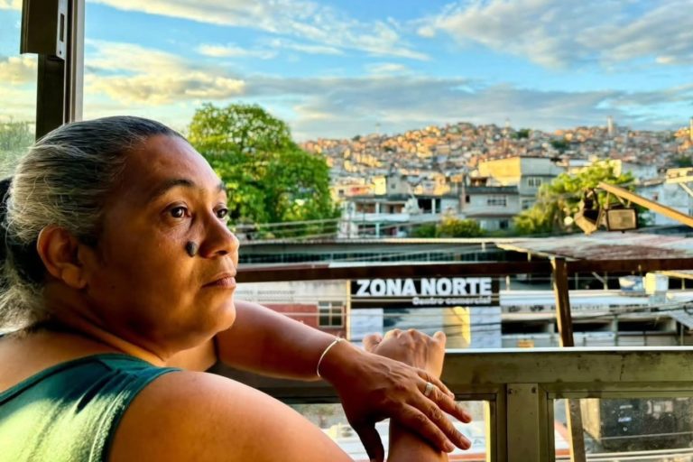 A educadora e assistente social Lucia Cabral no Complexo do Alemão: "Quando você nega o CEP a um bairro, você está negando políticas públicas e acesso à existência" (Foto: Educap / Facebook)