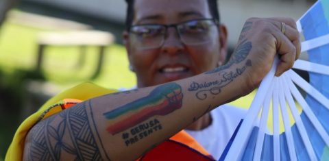 Juçara Barbosa, 51 anos, mulher lésbica preta nascida em Santo Antônio de Jesus e militante do movimento LGBTQIAPN+: personagem do documentário 'Oruglhos em Movimentos', no episódio 'Pioneiros da Resistência' (Foto: Divulgação)