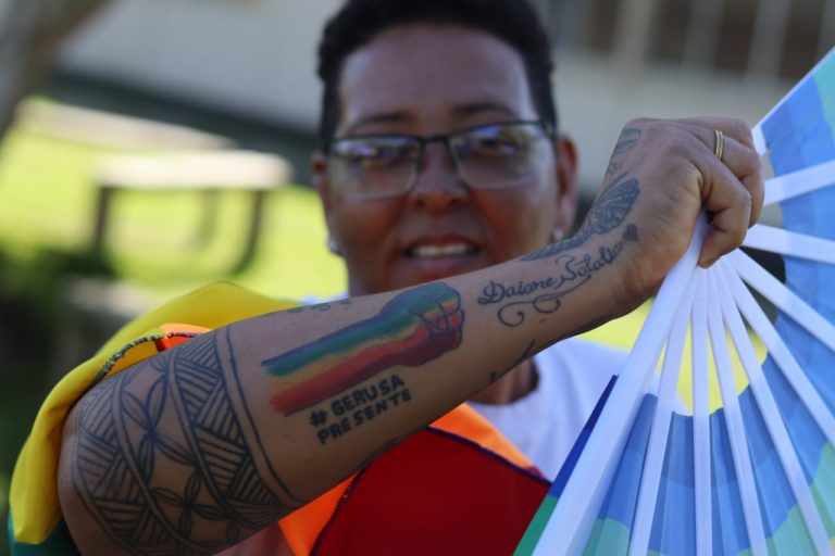 Juçara Barbosa, 51 anos, mulher lésbica preta nascida em Santo Antônio de Jesus e militante do movimento LGBTQIAPN+: personagem do documentário 'Oruglhos em Movimentos', no episódio 'Pioneiros da Resistência' (Foto: Divulgação)