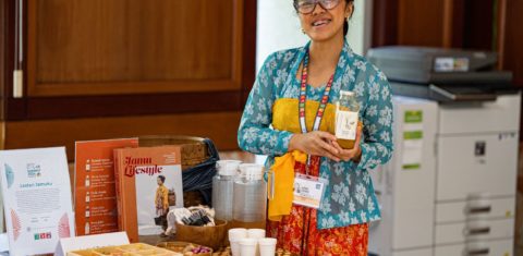 Intan Rahmaningtyas com garrafas de jamu, bebida com efeitos medicinais: receitas resgatadas para unir tradição e futuro na Indonésia (Foto: Lestari Jamuku / Divulgação)