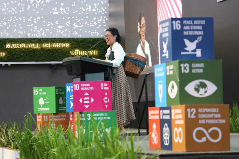 Intan Rahmaningtyas ao receber, pelo Lestari Jamuku, o prêmio de Melhor Impacto Social do Youth Co:Lab, iniciativa do Programa das Nações Unidas para o Desenvolvimento (PNUD): 300 litros de bebidas herbais por mês para um público que mistura consumidores tradicionais e nova geração urbana preocupada com saúde e sustentabilidade (Foto: Lestari Jamuku / Divulgação)