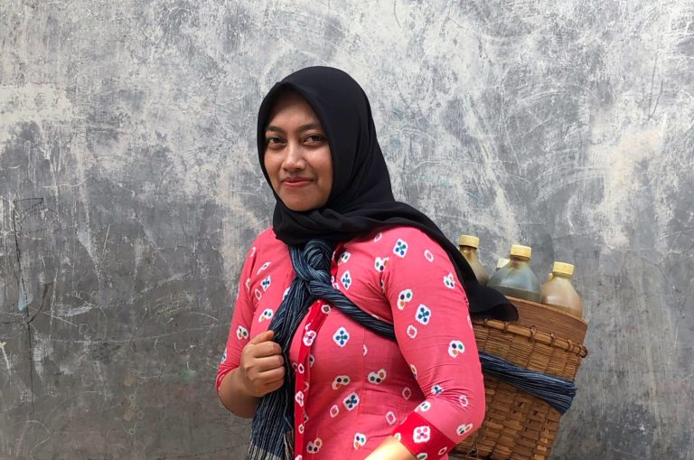 Jamu gendong com o cesto em que transportam as garrafas das bebidas para vender de porta em porta: força das mulheres na Indonésia (Foto: Lestari Jamuku / Divulgação)