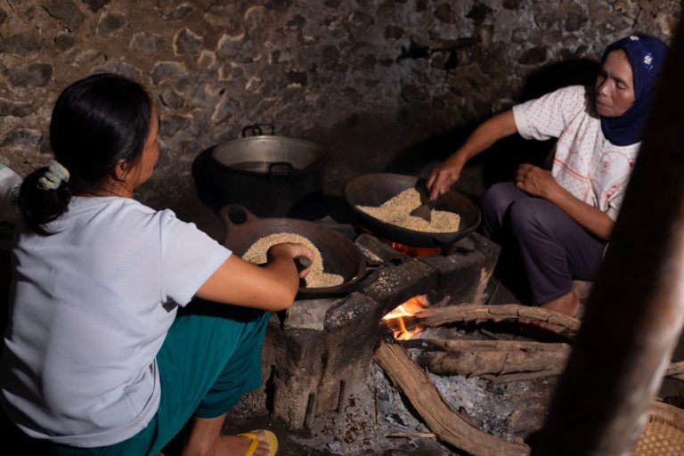 Preparação do Jamu na Indonésia: país abriga mais de 30 mil espécies de plantas, das quais cerca de 9 mil têm uso medicinal (Foto: Lestari Jamuku / Divulgação)