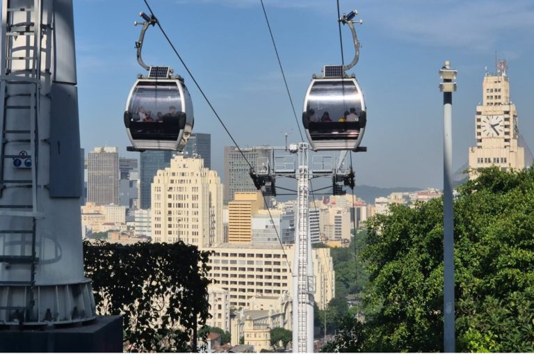 As gôndolas do Teleférico da Providência com o Centro do Rio: viagem ao morro onde o termo favela nasceu (Foto: Oscar Valporto)