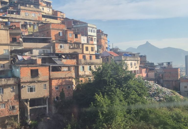 Casas na encosta do Morro da Providência: mais de um século atrás, era Morro da Favela, que virou sinônimo de comunidade com habitações precárias (Foto: Oscar Valporto)