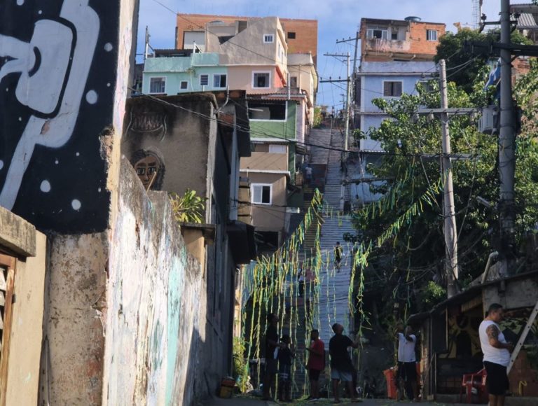 Moradores decoram rua do Morro da Providência: deslocamentos facilitados pelo teleférico (Foto: Oscar Valporto)