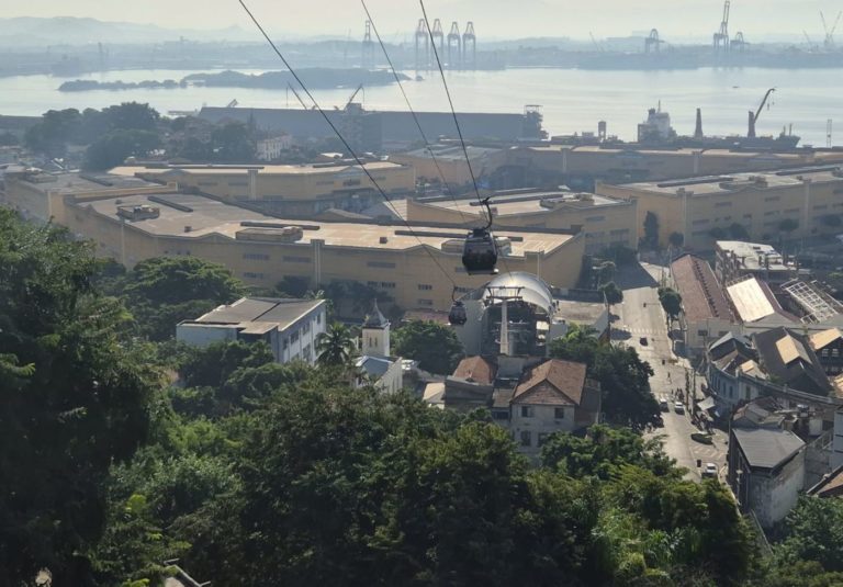 As gôndolas do Teleférico da Providência na ligação com a Gamboa e a Cidade do Samba: vista da Baía de Guanabara (Foto: Oscar Valporto)