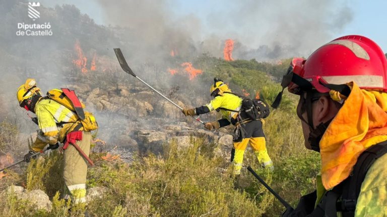 Brigadistas combatem fogo na Espanha: temperaturas perto dos 40 graus e baixa umidade favorecem incêndios (Foto: Deputació de Casteló / Divulgação)