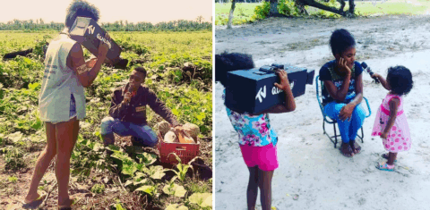 Duas fotos coloridas de pessoas com câmeras de papelão no Território Rampa. Na imagem da esquerda, aparecem dois jovens quilombolas, um deles está de pé e segura a câmera, enquanto o outro, Raimundo Quilombola, está agachado, com um microfone ao lado de uma cesta com verduras. Na imagem da direita, duas crianças aparecem, uma com a câmera e outro com um microfone apontado na direção de uma mulher sentada.