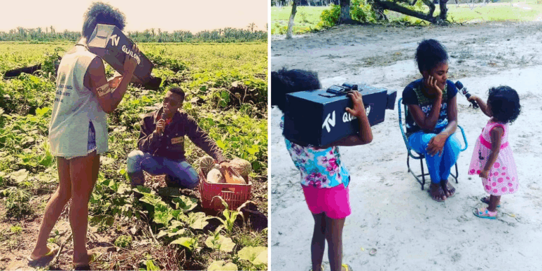 Duas fotos coloridas de pessoas com câmeras de papelão no Território Rampa. Na imagem da esquerda, aparecem dois jovens quilombolas, um deles está de pé e segura a câmera, enquanto o outro, Raimundo Quilombola, está agachado, com um microfone ao lado de uma cesta com verduras. Na imagem da direita, duas crianças aparecem, uma com a câmera e outro com um microfone apontado na direção de uma mulher sentada.