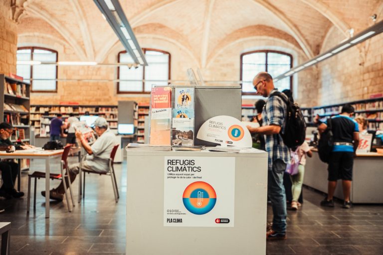 Foto colorida de pessoa diante de área de refúgio climático em uma biblioteca de Barcelona