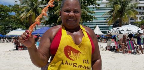 Laurinha do Camarão em ação na praia de Charitas: mais de 500 mil seguidores no Tik Tok, 400 mil no Instagram (Foto: Reprodução / Instagram)