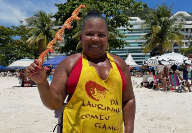 Laurinha do Camarão em ação na praia de Charitas: mais de 500 mil seguidores no Tik Tok, 400 mil no Instagram (Foto: Reprodução / Instagram)