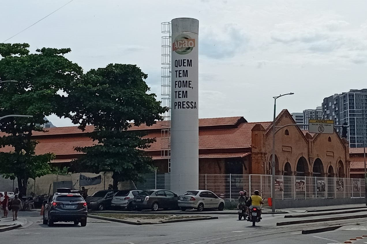 A sede da Ação da Cidadania, no Rio de Janeiro, com a mensagem de Betinho: "Quem tem fome, tem pressa" (Foto: Oscar Valporto)