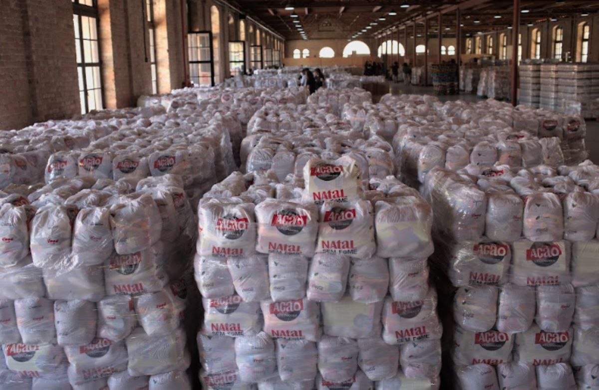 Cestas básicas na sede da Ação da Cidadania: Natal sem Fome, 32 anos de uma fundamental tradição natalina num país ainda com milhões em insegurança alimentar (Foto: Divulgação)