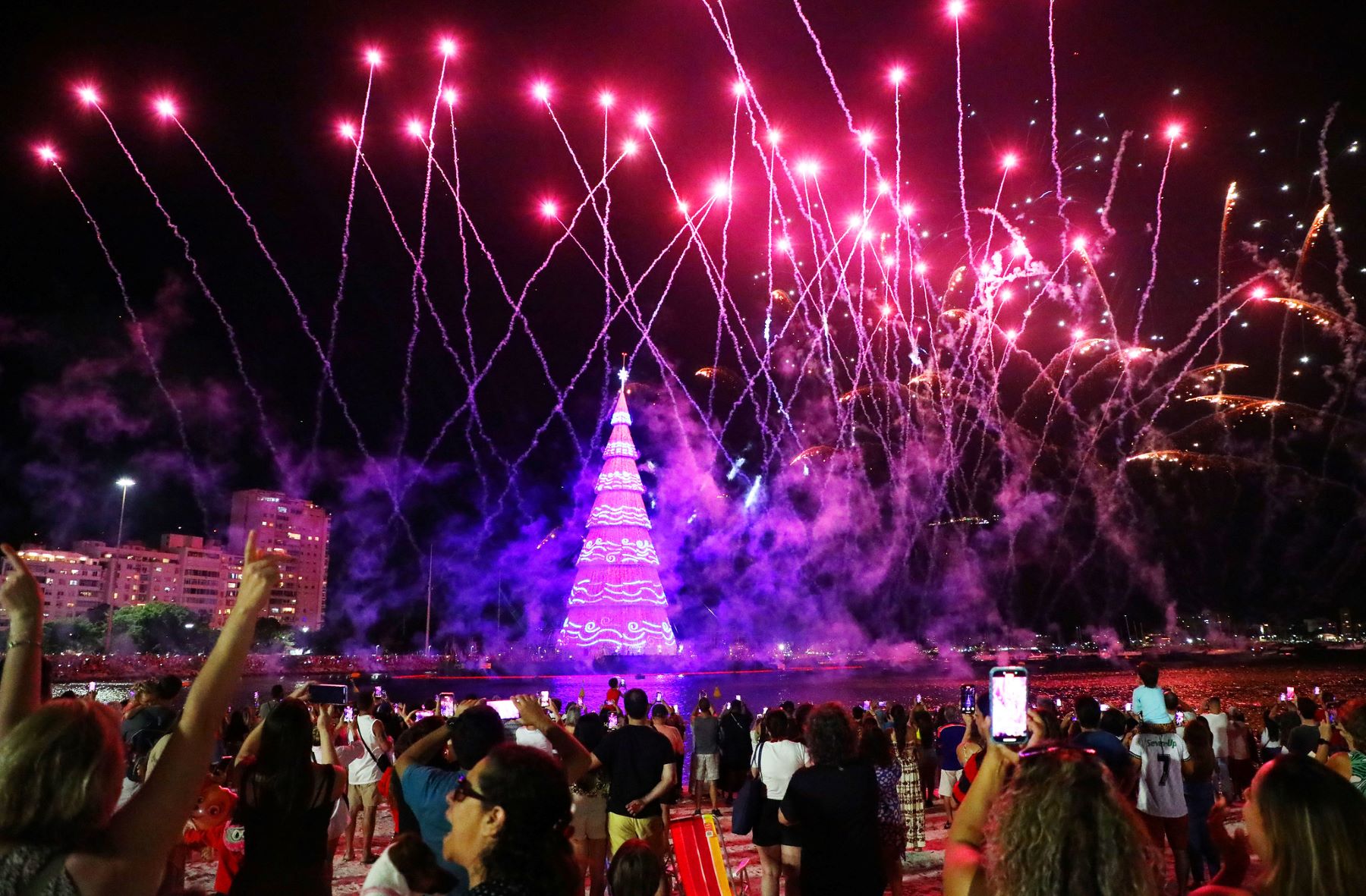 Inauguração da Árvore de Natal flutuante na Enseada de Botafogo: época de celebração e solidariedade (Foto: Fábio Motta / Prefeitura do Rio)