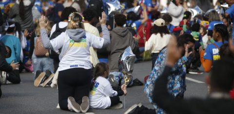 Fieis se ajoelham para orar durante a 32ª edição da Marcha para Jesus em São Paulo: futuro da transição religiosa no Brasil tem ritmo de avanço evangélico como variável (Foto: Paulo Pinto / Agencia Brasil - 30/05/2024)