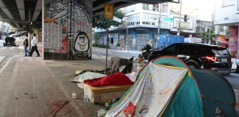 Pessoas em situação de rua em São Paulo: Campanha da Fraternidade destaca grave crise habitacional no Brasil onde 6,4 milhões de famílias não tem moradia digna (Foto: Rovena Rosa / Agência Brasil - 10/04/2023)