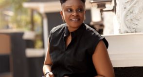 Nigeriana Akudo cria espaços seguros e inspira uma geração a lutar por direitos e dignidade