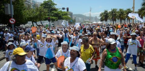 Caminhada em defesa da pessoa idosa na orla de Copacabana: no último censo, pela primeira vez, o percentual de idosos superou o percentual de crianças e adolescentes no Rio de Janeiro (Foto: Tomaz Silva / Agência Brasil - 27/10/2019)
