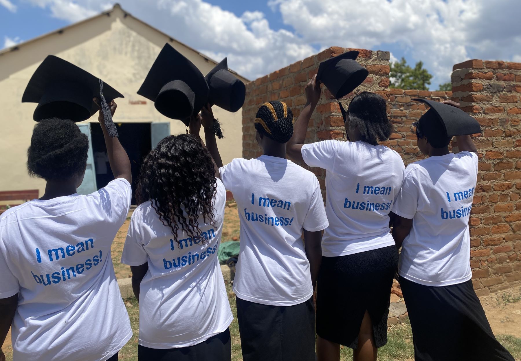 Jovens formadas em curso de empreendedorismo organizado pela Talia: capacitação de mulheres e meninas para criar projetos de geração de renda, com treinamentos em gestão e alfabetização financeira adaptados à realidade rural (Foto: Talia Womens's NetworK)