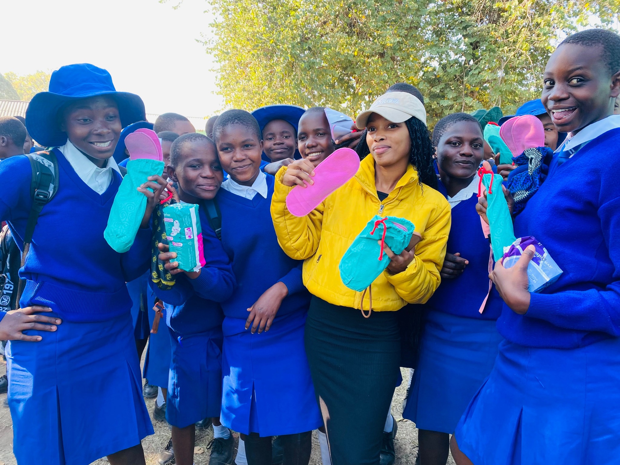 Adolescentes do Zimbábue com absorventes distribuídos pela Talia: iniciativas para a promoção de saúde e bem-estar de meninas e mulheres, incluindo higiene menstrual, saúde sexual e reprodutiva, além de campanhas médicas em comunidades sem acesso a cuidados (Foto: Talia Women's Network)
