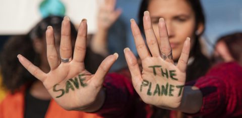 Protesto no Dia da Terra: aceleração do aquecimento global e o agravamento do desequilíbrio energético indicam que a janela de oportunidade para evitar os cenários mais críticos está se fechando mais rapidamente (Foto: Freepik)