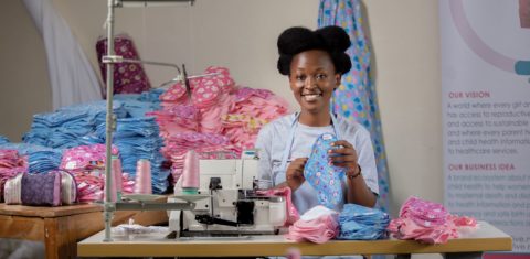 Blandine Umuziranenge em curso para confeccionar absorventes: novas narrativas para unir menstruação e informação em Ruanda (Foto: Divulgação)