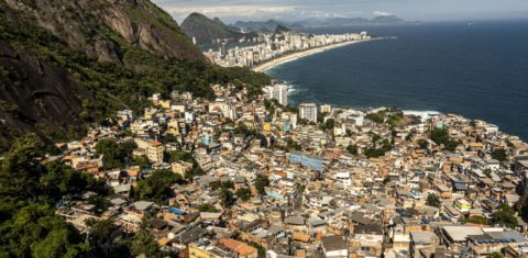 A favela do Vidigal no Rio de Janeiro, uma das cidades analisadas no estudo sobre "pobreza de refrigeração”: calor extremo mais perigoso para milhões de pessoas (Foto: Thiago Ripper / RioOnWatch)
