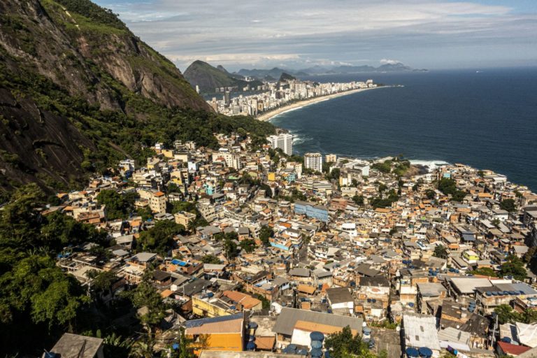 A favela do Vidigal no Rio de Janeiro, uma das cidades analisadas no estudo sobre "pobreza de refrigeração”: calor extremo mais perigoso para milhões de pessoas (Foto: Thiago Ripper / RioOnWatch)
