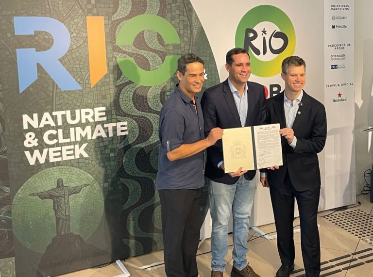 Rodrigo Medeiros, do Instituto Natureza e Clima Brasil, Eduardo Cavaliere, prefeito do Rio de Janeiro, e Michael Sheldrick, da Global Citizeb no lançamento da Rio Nature & Climate Week: eventos principais no Centro e debates espalhados pela cidade (Foto: Divulgação)