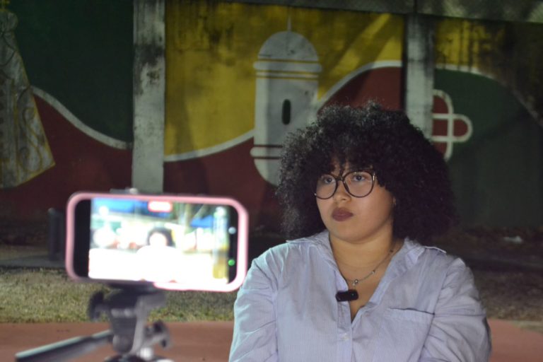 Andréia Tavares, estudante de jornalismo da Unifap, critica a cobertura da mídia durante o apagão no Amapá: "acho que a gente precisava de um pouquinho mais de ajuda e ela nos foi negada" (Foto: Ricardo Beda)
