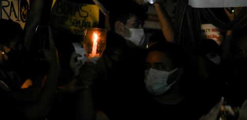 Protesto à luz de velas em Macapá durante o apagão: blecaute de 22 dias no Amapá em 2020 expôs falhas do sistema elétrico e ainda hoje traumatiza a população (Rudja Santos / Amazônia Real - 06/11/2020)