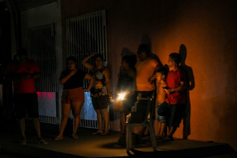 Moradores de Macapá à noite na rua durante o apagão para tentar se refrescar: crise climática agrava problemas de energia (Foto: Rudja Santos / Amazônia Real - 07/11/2020)