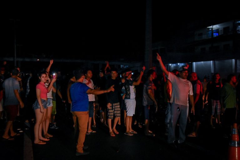 Pessoas aglomeradas e sem máscara durante protesto contra o apagão no Amapá em 2020: calor e falta de luz afetaram cuidados preventivos na pandemia (Foto: Rudja Santos / Amazônia Real - 08/11/2020)