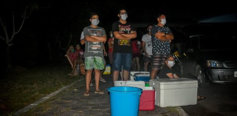 Moradores de Macapá esperam por caminhão-pipa durante o apagão: falta de energia por mais de 20 dias comprometeu o funcionamento das unidades de saúde rm plena pandemia e o abastecimento de água, fundamental para as medidas preventivas contra o vírus da covid-19 (Foto: Rudja Santos / Amazônia Real - 07/11/2020)