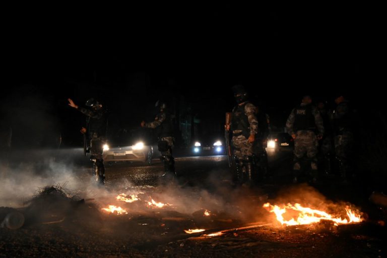 Policiais nas ruas tentam conter tumultos durante o apagão: entre os dias 3 a 19 de novembro de 2020 foram registrados 192 roubos, 172 furtos e 47 casos de lesão corporal no Amapá (Foto: Rudja Santos / Amazônia Real - 08/11/2020)