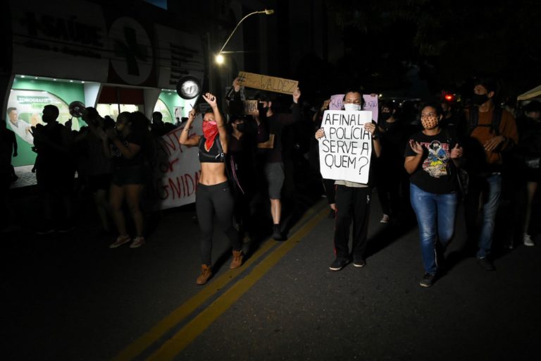 Protesto em Macapá durante o apagão: falta de segurança e violência policial foram alvos das críticas de moradores (Foto: Rudja Santos / Amazônia Real - 07/11/2020)