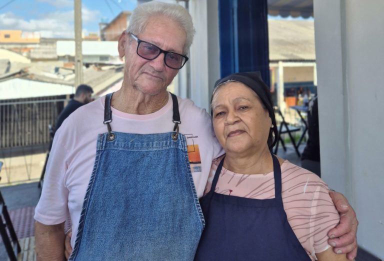 Aldemar e Rosa na sua lanchonete em Macapá, recuperada após os prejuízos com o apagão: "A gente sobrevive a qualquer caos", confia o comerciante (Foto: Ricardo Beda)